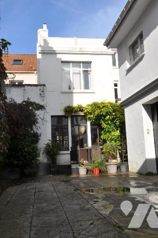 Plein centre, GRANDE MAISON de 210m2, belle cour, accès voiture, garage et ascenseur dans la maison