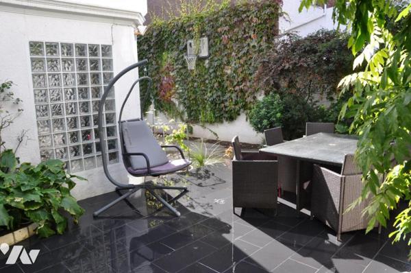 Plein centre, GRANDE MAISON de 210m2, belle cour, accès voiture, garage et ascenseur dans la maison