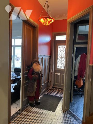 Plein centre, GRANDE MAISON de 210m2, belle cour, accès voiture, garage et ascenseur dans la maison