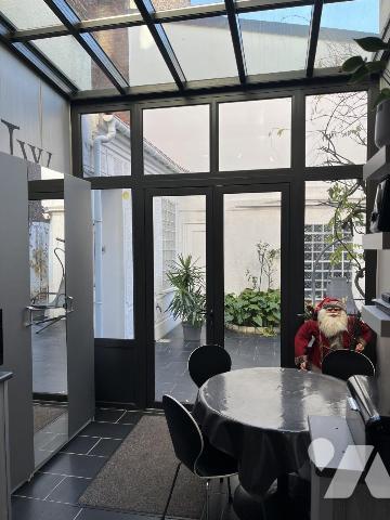 Plein centre, GRANDE MAISON de 210m2, belle cour, accès voiture, garage et ascenseur dans la maison