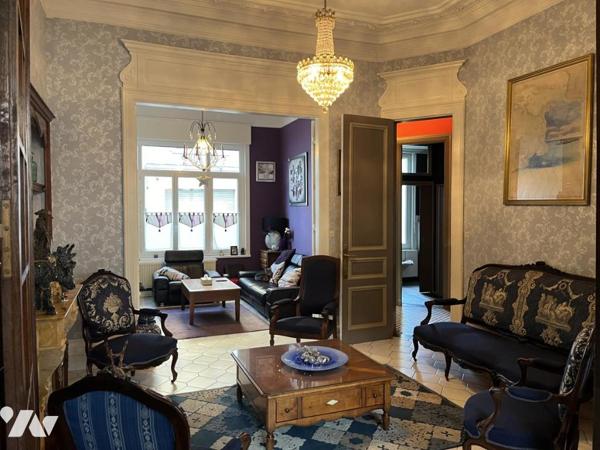 Plein centre, GRANDE MAISON de 210m2, belle cour, accès voiture, garage et ascenseur dans la maison