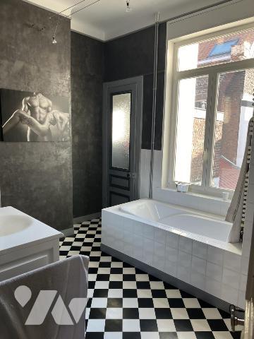 Plein centre, GRANDE MAISON de 210m2, belle cour, accès voiture, garage et ascenseur dans la maison