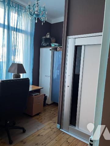 Plein centre, GRANDE MAISON de 210m2, belle cour, accès voiture, garage et ascenseur dans la maison