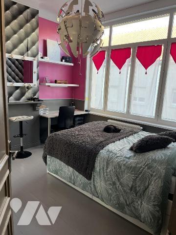 Plein centre, GRANDE MAISON de 210m2, belle cour, accès voiture, garage et ascenseur dans la maison