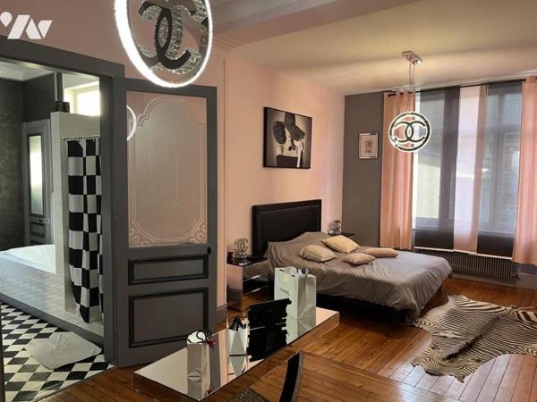 Plein centre, GRANDE MAISON de 210m2, belle cour, accès voiture, garage et ascenseur dans la maison