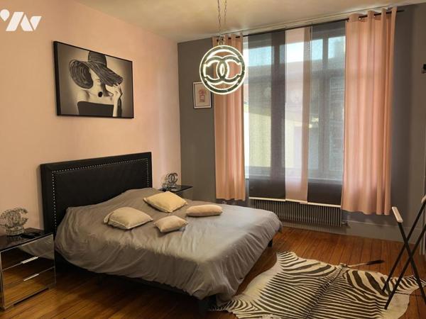 Plein centre, GRANDE MAISON de 210m2, belle cour, accès voiture, garage et ascenseur dans la maison