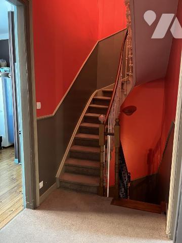 Plein centre, GRANDE MAISON de 210m2, belle cour, accès voiture, garage et ascenseur dans la maison