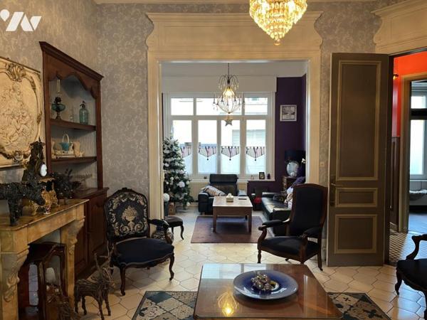 Plein centre, GRANDE MAISON de 210m2, belle cour, accès voiture, garage et ascenseur dans la maison