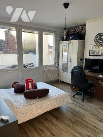 Plein centre, GRANDE MAISON de 210m2, belle cour, accès voiture, garage et ascenseur dans la maison