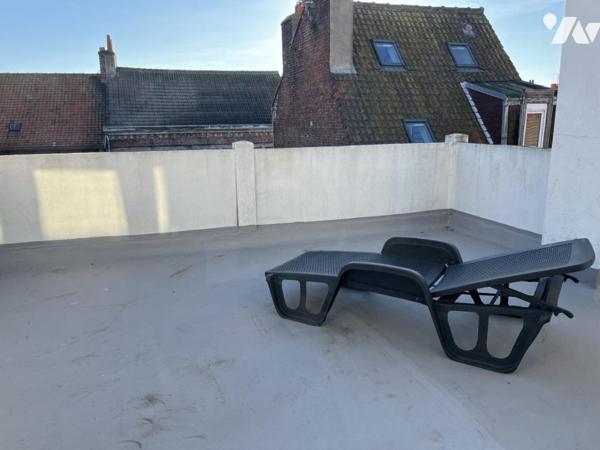 Plein centre, GRANDE MAISON de 210m2, belle cour, accès voiture, garage et ascenseur dans la maison