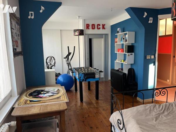 Plein centre, GRANDE MAISON de 210m2, belle cour, accès voiture, garage et ascenseur dans la maison