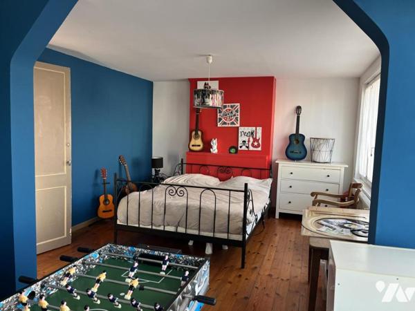 Plein centre, GRANDE MAISON de 210m2, belle cour, accès voiture, garage et ascenseur dans la maison