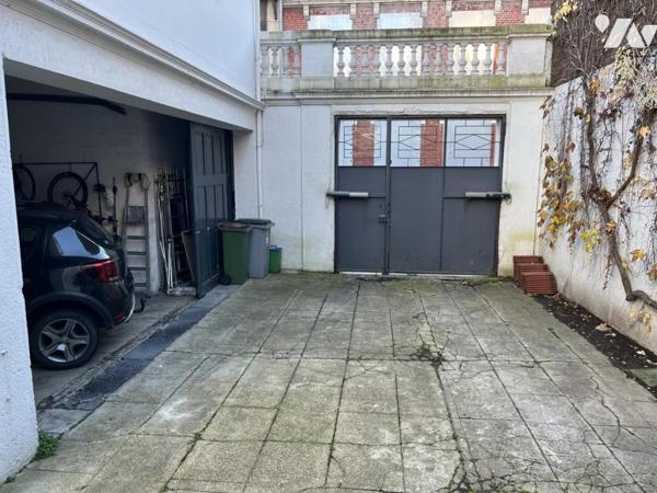 Plein centre, GRANDE MAISON de 210m2, belle cour, accès voiture, garage et ascenseur dans la maison