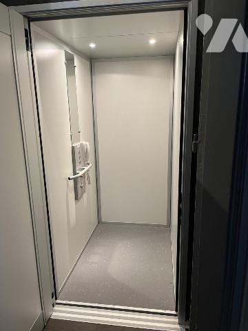 Plein centre, GRANDE MAISON de 210m2, belle cour, accès voiture, garage et ascenseur dans la maison