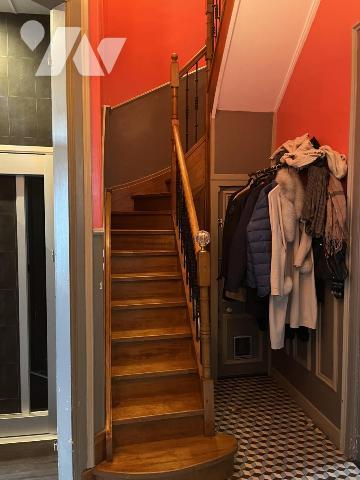 Plein centre, GRANDE MAISON de 210m2, belle cour, accès voiture, garage et ascenseur dans la maison