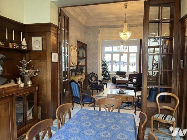 Plein centre, GRANDE MAISON de 210m2, belle cour, accès voiture, garage et ascenseur dans la maison