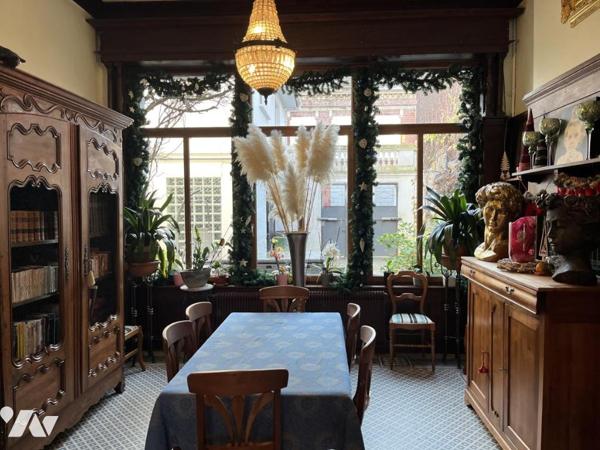 Plein centre, GRANDE MAISON de 210m2, belle cour, accès voiture, garage et ascenseur dans la maison