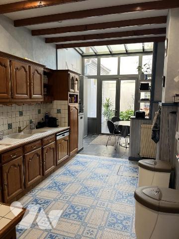 Plein centre, GRANDE MAISON de 210m2, belle cour, accès voiture, garage et ascenseur dans la maison