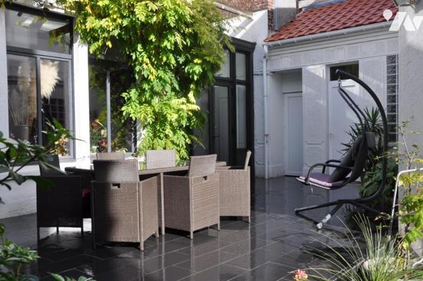 Plein centre, GRANDE MAISON de 210m2, belle cour, accès voiture, garage et ascenseur dans la maison