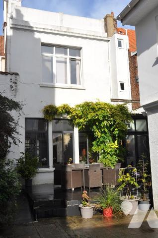 Plein centre, GRANDE MAISON de 210m2, belle cour, accès voiture, garage et ascenseur dans la maison