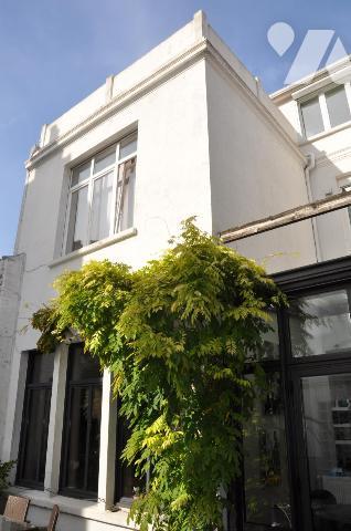 Plein centre, GRANDE MAISON de 210m2, belle cour, accès voiture, garage et ascenseur dans la maison