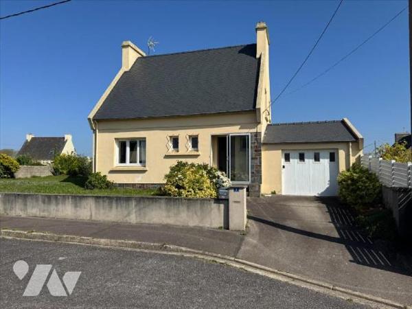 EN EXCLUSIVITE: Maison traditionnelle non-mitoyenne, située en fond d'impasse dans le bourg de ...