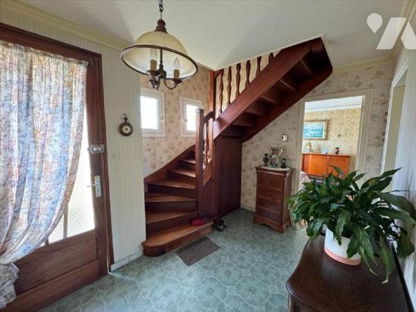 EN EXCLUSIVITE: Maison traditionnelle non-mitoyenne, située en fond d'impasse dans le bourg de ...