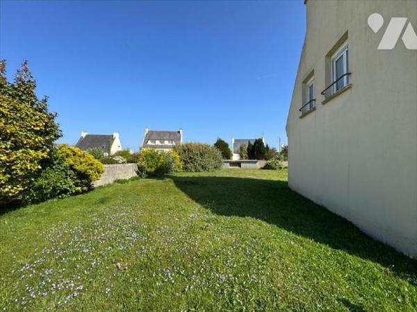 EN EXCLUSIVITE: Maison traditionnelle non-mitoyenne, située en fond d'impasse dans le bourg de ...