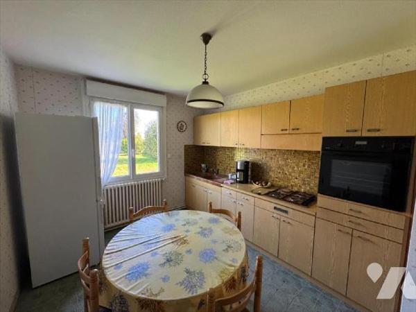 EN EXCLUSIVITE: Maison traditionnelle non-mitoyenne, située en fond d'impasse dans le bourg de ...