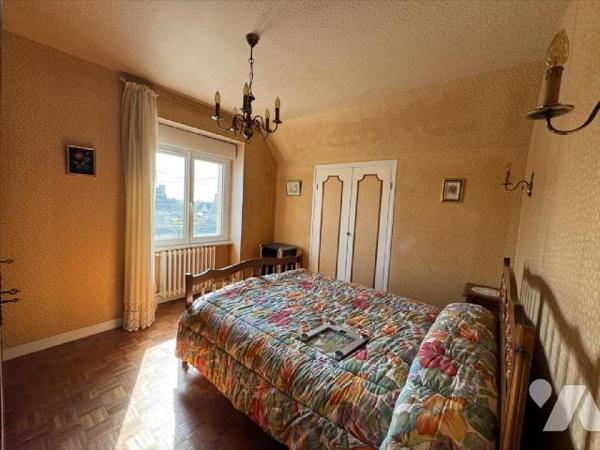 EN EXCLUSIVITE: Maison traditionnelle non-mitoyenne, située en fond d'impasse dans le bourg de ...