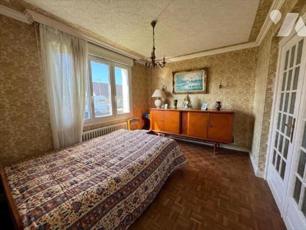 EN EXCLUSIVITE: Maison traditionnelle non-mitoyenne, située en fond d'impasse dans le bourg de ...