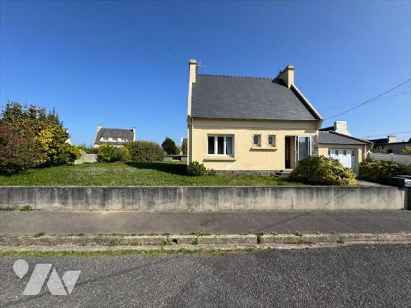 EN EXCLUSIVITE: Maison traditionnelle non-mitoyenne, située en fond d'impasse dans le bourg de ...