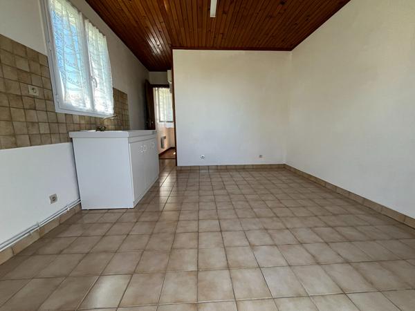 Saint-Pierre - À deux pas du port : maison avec studio indépendant sur 862 m² de terrain