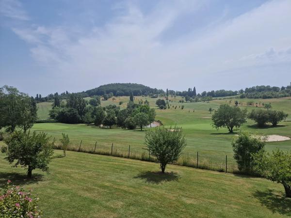 Appartement avec balcon donnant sur le trou 18 du golf