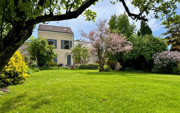 MAISON AVEC 5 CHAMBRES, GRAND JARDIN ET GARAGE