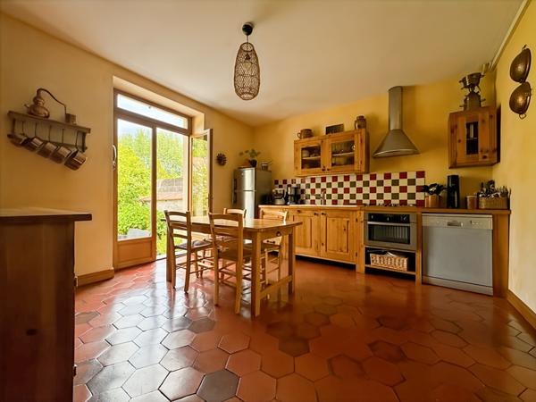 MAISON AVEC 5 CHAMBRES, GRAND JARDIN ET GARAGE