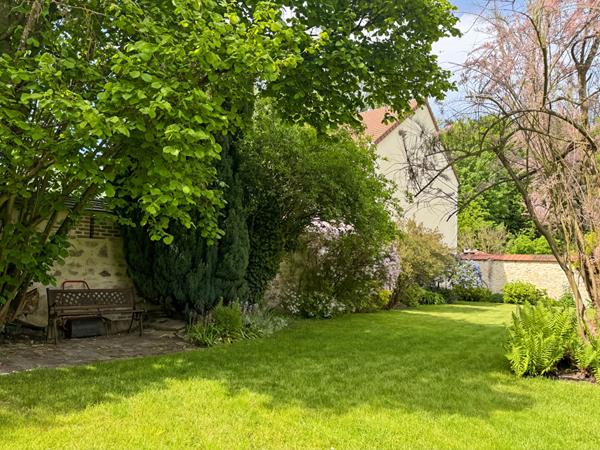 MAISON AVEC 5 CHAMBRES, GRAND JARDIN ET GARAGE