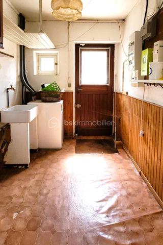 Dans un charmant village à 20 km de Chartres et Auneau et quelques minutes de Sours, découvrez cette maison atypique et familiale de 114 m², habitable de plain-pied et édifiée dans une ancienne chapelle.
 - ATTENTION : La partie arrondie est restée consacrée et ne fait partie du bien en vente -

Dès que vous franchirez le portail, vous serez séduit par le côté intimiste du jardin qui est clos de murs, arboré et sans vis à vis.
L'entrée dessert une pièce de vie de 27 m² avec cheminée et une cuisine lumineuse de 13,5 m². Ces 2 pièces donnent accès à la terrasse par de grandes portes-fenêtres. Le RdC dispose également de 2 chambres ( 11 m² et 9 m²), une salle d'eau-WC et une buanderie. 
A l'étage, une charmante pièce palière dessert 2 chambres (9 m² et 12,5 m²) ainsi qu'un petit grenier aménageable.

Chauffage radiateurs tubulaires avec chaudière électrique. Cheminée à foyer ouvert avec bouches de chaleurs à l'étage.
Huisseries : châssis bois simple vitrage, avec survitrage et double-vitrage.
Assainissement non collectif non conforme mais opérationnel (bac de dégraissage et fosse septique avec épandage).

+ Les PLUS + :
  - Dépendance de 56m² et 5 m de haut pour stockage, garage et aménageable ;
  - Jardin sans aucun vis-à-vis et environnement calme ;
  - Petite cave voûtée ;
  - Portail électrique ;
  - Alarme dont el contrat peut être transféré ;
  - Raccordé fibre.

Travaux à prévoir :
  - Une partie de la couverture donnant sur la rue à changer avec lucarnes à remplacer ;
  - Revêtement muraux et sols à rafraichir en grande partie
  - Cuisine et salle d'eau à rénover 
  - Une partie de l'électricité à remettre aux normes

Pour améliorer la performance énergétique :
  - Une grande partie des fenêtres et des volets à changer ;
  - Isolation des murs ;
  - Isolation de la toiture ;
  - Pose d'une pompe à chaleur air-eau et ballon thermodynamique ;
  - Pose dune VMC double-flux.

Taxe foncière 2026 : 744 €

Si cette maison à fort potentiel correspond à vos attentes, appelez-moi !
  .