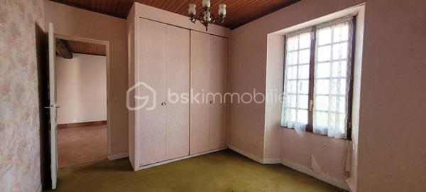 Dans un charmant village à 20 km de Chartres et Auneau et quelques minutes de Sours, découvrez cette maison atypique et familiale de 114 m², habitable de plain-pied et édifiée dans une ancienne chapelle.
 - ATTENTION : La partie arrondie est restée consacrée et ne fait partie du bien en vente -

Dès que vous franchirez le portail, vous serez séduit par le côté intimiste du jardin qui est clos de murs, arboré et sans vis à vis.
L'entrée dessert une pièce de vie de 27 m² avec cheminée et une cuisine lumineuse de 13,5 m². Ces 2 pièces donnent accès à la terrasse par de grandes portes-fenêtres. Le RdC dispose également de 2 chambres ( 11 m² et 9 m²), une salle d'eau-WC et une buanderie. 
A l'étage, une charmante pièce palière dessert 2 chambres (9 m² et 12,5 m²) ainsi qu'un petit grenier aménageable.

Chauffage radiateurs tubulaires avec chaudière électrique. Cheminée à foyer ouvert avec bouches de chaleurs à l'étage.
Huisseries : châssis bois simple vitrage, avec survitrage et double-vitrage.
Assainissement non collectif non conforme mais opérationnel (bac de dégraissage et fosse septique avec épandage).

+ Les PLUS + :
  - Dépendance de 56m² et 5 m de haut pour stockage, garage et aménageable ;
  - Jardin sans aucun vis-à-vis et environnement calme ;
  - Petite cave voûtée ;
  - Portail électrique ;
  - Alarme dont el contrat peut être transféré ;
  - Raccordé fibre.

Travaux à prévoir :
  - Une partie de la couverture donnant sur la rue à changer avec lucarnes à remplacer ;
  - Revêtement muraux et sols à rafraichir en grande partie
  - Cuisine et salle d'eau à rénover 
  - Une partie de l'électricité à remettre aux normes

Pour améliorer la performance énergétique :
  - Une grande partie des fenêtres et des volets à changer ;
  - Isolation des murs ;
  - Isolation de la toiture ;
  - Pose d'une pompe à chaleur air-eau et ballon thermodynamique ;
  - Pose dune VMC double-flux.

Taxe foncière 2026 : 744 €

Si cette maison à fort potentiel correspond à vos attentes, appelez-moi !
  .