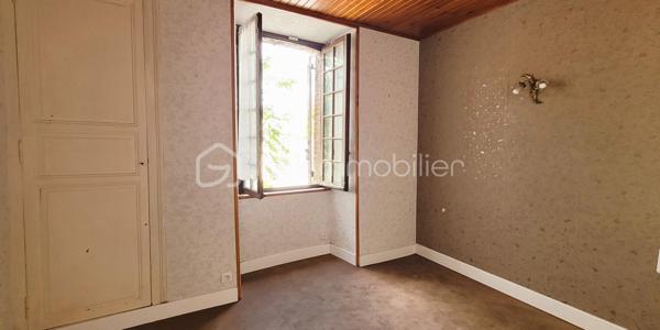 Dans un charmant village à 20 km de Chartres et Auneau et quelques minutes de Sours, découvrez cette maison atypique et familiale de 114 m², habitable de plain-pied et édifiée dans une ancienne chapelle.
 - ATTENTION : La partie arrondie est restée consacrée et ne fait partie du bien en vente -

Dès que vous franchirez le portail, vous serez séduit par le côté intimiste du jardin qui est clos de murs, arboré et sans vis à vis.
L'entrée dessert une pièce de vie de 27 m² avec cheminée et une cuisine lumineuse de 13,5 m². Ces 2 pièces donnent accès à la terrasse par de grandes portes-fenêtres. Le RdC dispose également de 2 chambres ( 11 m² et 9 m²), une salle d'eau-WC et une buanderie. 
A l'étage, une charmante pièce palière dessert 2 chambres (9 m² et 12,5 m²) ainsi qu'un petit grenier aménageable.

Chauffage radiateurs tubulaires avec chaudière électrique. Cheminée à foyer ouvert avec bouches de chaleurs à l'étage.
Huisseries : châssis bois simple vitrage, avec survitrage et double-vitrage.
Assainissement non collectif non conforme mais opérationnel (bac de dégraissage et fosse septique avec épandage).

+ Les PLUS + :
  - Dépendance de 56m² et 5 m de haut pour stockage, garage et aménageable ;
  - Jardin sans aucun vis-à-vis et environnement calme ;
  - Petite cave voûtée ;
  - Portail électrique ;
  - Alarme dont el contrat peut être transféré ;
  - Raccordé fibre.

Travaux à prévoir :
  - Une partie de la couverture donnant sur la rue à changer avec lucarnes à remplacer ;
  - Revêtement muraux et sols à rafraichir en grande partie
  - Cuisine et salle d'eau à rénover 
  - Une partie de l'électricité à remettre aux normes

Pour améliorer la performance énergétique :
  - Une grande partie des fenêtres et des volets à changer ;
  - Isolation des murs ;
  - Isolation de la toiture ;
  - Pose d'une pompe à chaleur air-eau et ballon thermodynamique ;
  - Pose dune VMC double-flux.

Taxe foncière 2026 : 744 €

Si cette maison à fort potentiel correspond à vos attentes, appelez-moi !
  .
