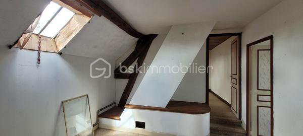 Dans un charmant village à 20 km de Chartres et Auneau et quelques minutes de Sours, découvrez cette maison atypique et familiale de 114 m², habitable de plain-pied et édifiée dans une ancienne chapelle.
 - ATTENTION : La partie arrondie est restée consacrée et ne fait partie du bien en vente -

Dès que vous franchirez le portail, vous serez séduit par le côté intimiste du jardin qui est clos de murs, arboré et sans vis à vis.
L'entrée dessert une pièce de vie de 27 m² avec cheminée et une cuisine lumineuse de 13,5 m². Ces 2 pièces donnent accès à la terrasse par de grandes portes-fenêtres. Le RdC dispose également de 2 chambres ( 11 m² et 9 m²), une salle d'eau-WC et une buanderie. 
A l'étage, une charmante pièce palière dessert 2 chambres (9 m² et 12,5 m²) ainsi qu'un petit grenier aménageable.

Chauffage radiateurs tubulaires avec chaudière électrique. Cheminée à foyer ouvert avec bouches de chaleurs à l'étage.
Huisseries : châssis bois simple vitrage, avec survitrage et double-vitrage.
Assainissement non collectif non conforme mais opérationnel (bac de dégraissage et fosse septique avec épandage).

+ Les PLUS + :
  - Dépendance de 56m² et 5 m de haut pour stockage, garage et aménageable ;
  - Jardin sans aucun vis-à-vis et environnement calme ;
  - Petite cave voûtée ;
  - Portail électrique ;
  - Alarme dont el contrat peut être transféré ;
  - Raccordé fibre.

Travaux à prévoir :
  - Une partie de la couverture donnant sur la rue à changer avec lucarnes à remplacer ;
  - Revêtement muraux et sols à rafraichir en grande partie
  - Cuisine et salle d'eau à rénover 
  - Une partie de l'électricité à remettre aux normes

Pour améliorer la performance énergétique :
  - Une grande partie des fenêtres et des volets à changer ;
  - Isolation des murs ;
  - Isolation de la toiture ;
  - Pose d'une pompe à chaleur air-eau et ballon thermodynamique ;
  - Pose dune VMC double-flux.

Taxe foncière 2026 : 744 €

Si cette maison à fort potentiel correspond à vos attentes, appelez-moi !
  .