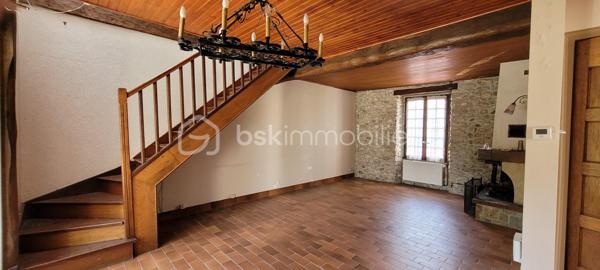 Dans un charmant village à 20 km de Chartres et Auneau et quelques minutes de Sours, découvrez cette maison atypique et familiale de 114 m², habitable de plain-pied et édifiée dans une ancienne chapelle.
 - ATTENTION : La partie arrondie est restée consacrée et ne fait partie du bien en vente -

Dès que vous franchirez le portail, vous serez séduit par le côté intimiste du jardin qui est clos de murs, arboré et sans vis à vis.
L'entrée dessert une pièce de vie de 27 m² avec cheminée et une cuisine lumineuse de 13,5 m². Ces 2 pièces donnent accès à la terrasse par de grandes portes-fenêtres. Le RdC dispose également de 2 chambres ( 11 m² et 9 m²), une salle d'eau-WC et une buanderie. 
A l'étage, une charmante pièce palière dessert 2 chambres (9 m² et 12,5 m²) ainsi qu'un petit grenier aménageable.

Chauffage radiateurs tubulaires avec chaudière électrique. Cheminée à foyer ouvert avec bouches de chaleurs à l'étage.
Huisseries : châssis bois simple vitrage, avec survitrage et double-vitrage.
Assainissement non collectif non conforme mais opérationnel (bac de dégraissage et fosse septique avec épandage).

+ Les PLUS + :
  - Dépendance de 56m² et 5 m de haut pour stockage, garage et aménageable ;
  - Jardin sans aucun vis-à-vis et environnement calme ;
  - Petite cave voûtée ;
  - Portail électrique ;
  - Alarme dont el contrat peut être transféré ;
  - Raccordé fibre.

Travaux à prévoir :
  - Une partie de la couverture donnant sur la rue à changer avec lucarnes à remplacer ;
  - Revêtement muraux et sols à rafraichir en grande partie
  - Cuisine et salle d'eau à rénover 
  - Une partie de l'électricité à remettre aux normes

Pour améliorer la performance énergétique :
  - Une grande partie des fenêtres et des volets à changer ;
  - Isolation des murs ;
  - Isolation de la toiture ;
  - Pose d'une pompe à chaleur air-eau et ballon thermodynamique ;
  - Pose dune VMC double-flux.

Taxe foncière 2026 : 744 €

Si cette maison à fort potentiel correspond à vos attentes, appelez-moi !
  .