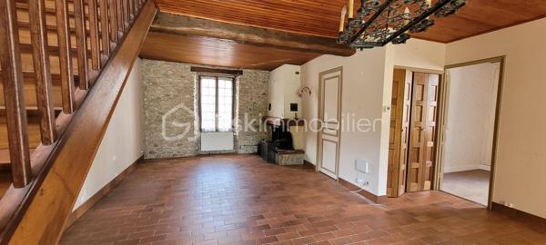 Dans un charmant village à 20 km de Chartres et Auneau et quelques minutes de Sours, découvrez cette maison atypique et familiale de 114 m², habitable de plain-pied et édifiée dans une ancienne chapelle.
 - ATTENTION : La partie arrondie est restée consacrée et ne fait partie du bien en vente -

Dès que vous franchirez le portail, vous serez séduit par le côté intimiste du jardin qui est clos de murs, arboré et sans vis à vis.
L'entrée dessert une pièce de vie de 27 m² avec cheminée et une cuisine lumineuse de 13,5 m². Ces 2 pièces donnent accès à la terrasse par de grandes portes-fenêtres. Le RdC dispose également de 2 chambres ( 11 m² et 9 m²), une salle d'eau-WC et une buanderie. 
A l'étage, une charmante pièce palière dessert 2 chambres (9 m² et 12,5 m²) ainsi qu'un petit grenier aménageable.

Chauffage radiateurs tubulaires avec chaudière électrique. Cheminée à foyer ouvert avec bouches de chaleurs à l'étage.
Huisseries : châssis bois simple vitrage, avec survitrage et double-vitrage.
Assainissement non collectif non conforme mais opérationnel (bac de dégraissage et fosse septique avec épandage).

+ Les PLUS + :
  - Dépendance de 56m² et 5 m de haut pour stockage, garage et aménageable ;
  - Jardin sans aucun vis-à-vis et environnement calme ;
  - Petite cave voûtée ;
  - Portail électrique ;
  - Alarme dont el contrat peut être transféré ;
  - Raccordé fibre.

Travaux à prévoir :
  - Une partie de la couverture donnant sur la rue à changer avec lucarnes à remplacer ;
  - Revêtement muraux et sols à rafraichir en grande partie
  - Cuisine et salle d'eau à rénover 
  - Une partie de l'électricité à remettre aux normes

Pour améliorer la performance énergétique :
  - Une grande partie des fenêtres et des volets à changer ;
  - Isolation des murs ;
  - Isolation de la toiture ;
  - Pose d'une pompe à chaleur air-eau et ballon thermodynamique ;
  - Pose dune VMC double-flux.

Taxe foncière 2026 : 744 €

Si cette maison à fort potentiel correspond à vos attentes, appelez-moi !
  .