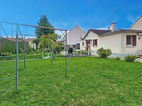 Située à Ozoir-la-Ferrière, "secteur Archeveché", calme et recherché, agréable et verdoyant, à quelques minutes des commodités: supermarchés, écoles, axes autoroutiers.

Maison de plain-pied,, d'une superficie de 61 m²( possibilité d'extension), édifiée sur une parcelle de terrain de 470 m² comprenant:

Une entrée avec rangements, une cuisine aménagée, un séjour LUMINEUX traversant, le tout ouvrant sur une terrasse et un agréable jardin sans vis-à-vis.
Un WC séparé.
Deux chambres chambres avec rangements, ainsi qu'une salle de bain.

* Rafraîchissement a prévoir.

- A l'extérieur: un bel espace aménagé en un agréable jardin, exposition SUD, avec grande terrasse.

- Un garage privatif, avec possibilité de garer un autre véhicule devant la maison.


***Accordez-vous une simple visite et laissez-vous charmer !