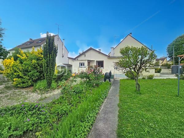 Située à Ozoir-la-Ferrière, "secteur Archeveché", calme et recherché, agréable et verdoyant, à quelques minutes des commodités: supermarchés, écoles, axes autoroutiers.

Maison de plain-pied,, d'une superficie de 61 m²( possibilité d'extension), édifiée sur une parcelle de terrain de 470 m² comprenant:

Une entrée avec rangements, une cuisine aménagée, un séjour LUMINEUX traversant, le tout ouvrant sur une terrasse et un agréable jardin sans vis-à-vis.
Un WC séparé.
Deux chambres chambres avec rangements, ainsi qu'une salle de bain.

* Rafraîchissement a prévoir.

- A l'extérieur: un bel espace aménagé en un agréable jardin, exposition SUD, avec grande terrasse.

- Un garage privatif, avec possibilité de garer un autre véhicule devant la maison.


***Accordez-vous une simple visite et laissez-vous charmer !