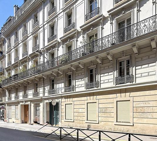 PARIS 9ème – Trudaine : studette lumineuse au dernier étage avec ascenseur, idéale comme pied-à-terre