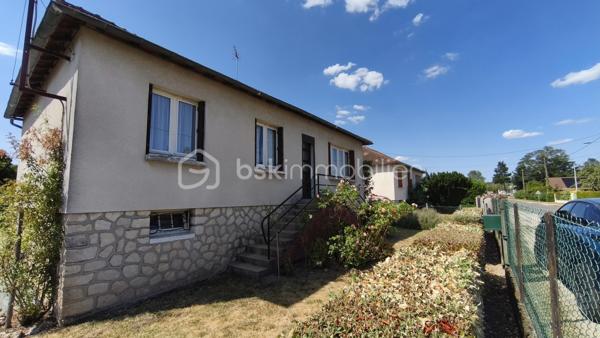 Maison élevée sur sous sol complet (hors sol) offrant de beaux volumes et un fort potentiel.
Elle se compose d'une entrée/hall qui distribue un séjour-salon, une cuisine fermée, 3 chambres, une salle d'eau, un WC et l'accès au sous sol.
Le sous sol est divisé en plusieurs espaces : garage VL / atelier / cuisine été et une pièce à définir en fonction de ses besoins.
A l'extérieur, vous profiterez d'un terrain entièrement clos (1357 m2) avec jardin - puits et serre