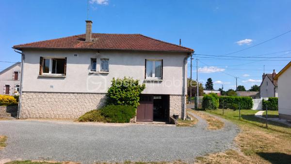 Maison élevée sur sous sol complet (hors sol) offrant de beaux volumes et un fort potentiel.
Elle se compose d'une entrée/hall qui distribue un séjour-salon, une cuisine fermée, 3 chambres, une salle d'eau, un WC et l'accès au sous sol.
Le sous sol est divisé en plusieurs espaces : garage VL / atelier / cuisine été et une pièce à définir en fonction de ses besoins.
A l'extérieur, vous profiterez d'un terrain entièrement clos (1357 m2) avec jardin - puits et serre