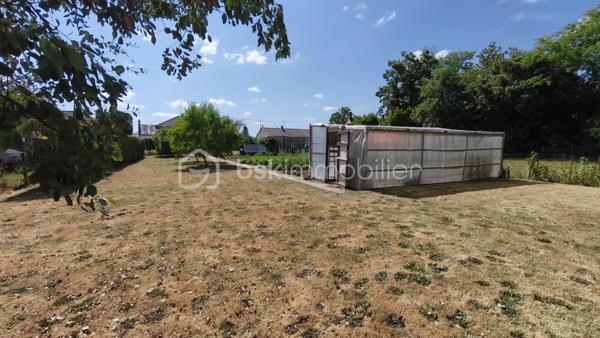 Maison élevée sur sous sol complet (hors sol) offrant de beaux volumes et un fort potentiel.
Elle se compose d'une entrée/hall qui distribue un séjour-salon, une cuisine fermée, 3 chambres, une salle d'eau, un WC et l'accès au sous sol.
Le sous sol est divisé en plusieurs espaces : garage VL / atelier / cuisine été et une pièce à définir en fonction de ses besoins.
A l'extérieur, vous profiterez d'un terrain entièrement clos (1357 m2) avec jardin - puits et serre