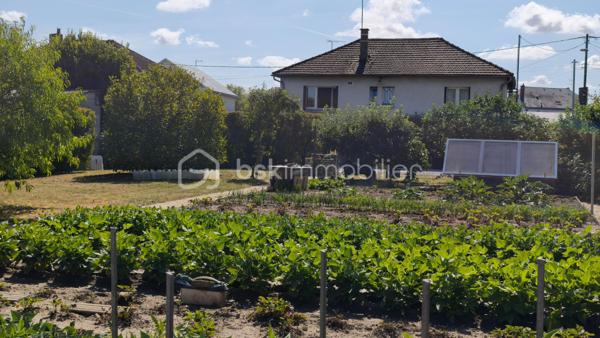 Maison élevée sur sous sol complet (hors sol) offrant de beaux volumes et un fort potentiel.
Elle se compose d'une entrée/hall qui distribue un séjour-salon, une cuisine fermée, 3 chambres, une salle d'eau, un WC et l'accès au sous sol.
Le sous sol est divisé en plusieurs espaces : garage VL / atelier / cuisine été et une pièce à définir en fonction de ses besoins.
A l'extérieur, vous profiterez d'un terrain entièrement clos (1357 m2) avec jardin - puits et serre
